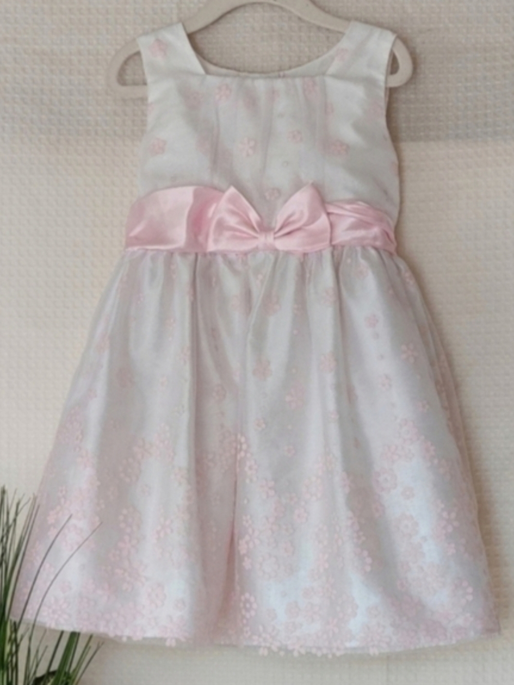 Emma Rose Girls  White and Pink Sleeveless Special Occasion Dress Size 6